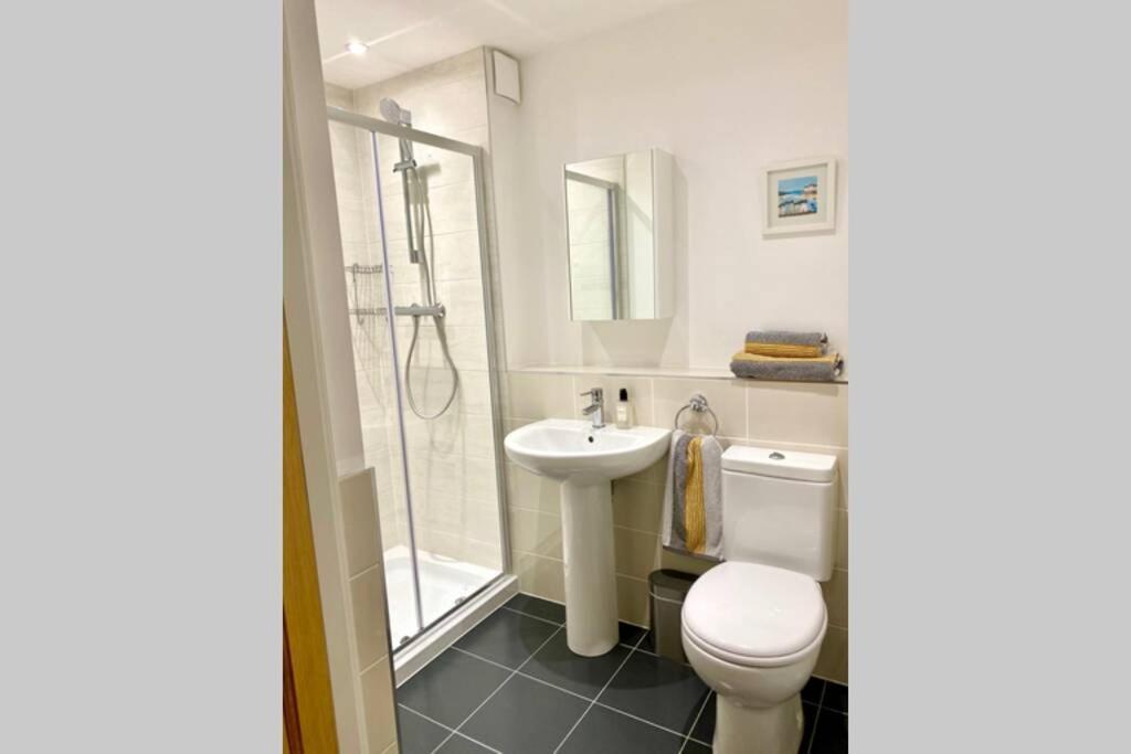 Beautiful 2 Bedroom, 2 Bathroom Flat With Parking. พิทลอครี ภายนอก รูปภาพ
