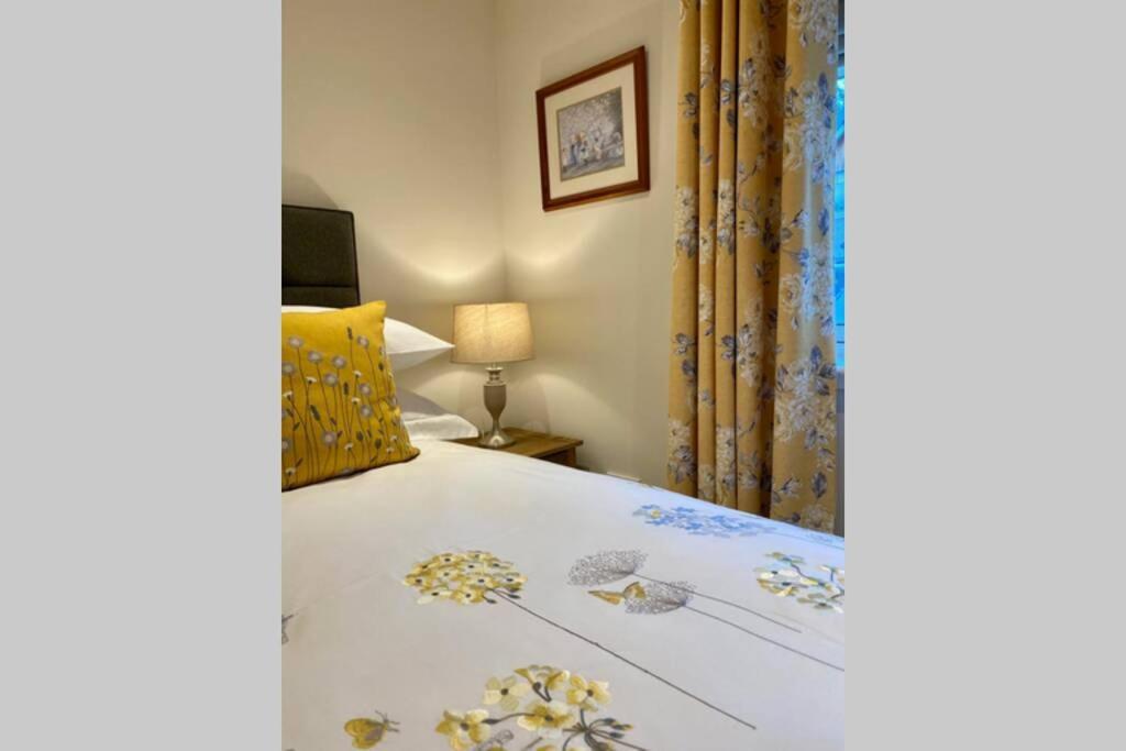 Beautiful 2 Bedroom, 2 Bathroom Flat With Parking. พิทลอครี ภายนอก รูปภาพ