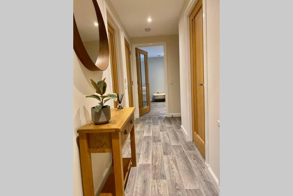 Beautiful 2 Bedroom, 2 Bathroom Flat With Parking. พิทลอครี ภายนอก รูปภาพ