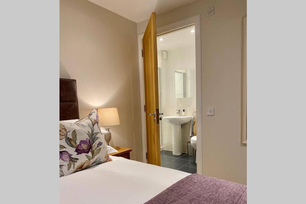 Beautiful 2 Bedroom, 2 Bathroom Flat With Parking. พิทลอครี ภายนอก รูปภาพ