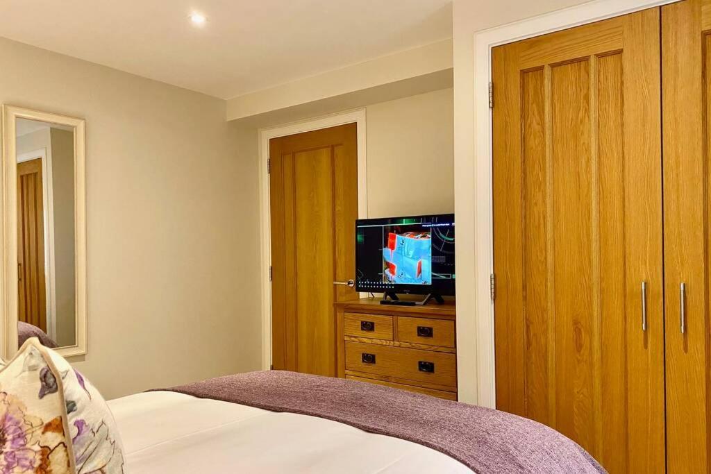 Beautiful 2 Bedroom, 2 Bathroom Flat With Parking. พิทลอครี ภายนอก รูปภาพ