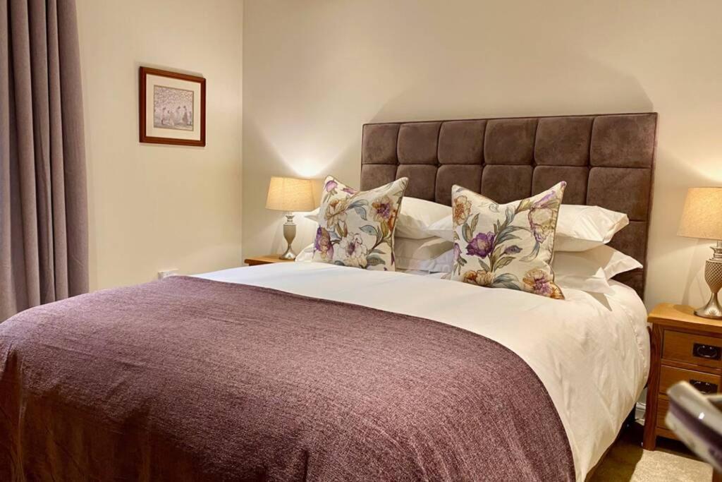 Beautiful 2 Bedroom, 2 Bathroom Flat With Parking. พิทลอครี ภายนอก รูปภาพ